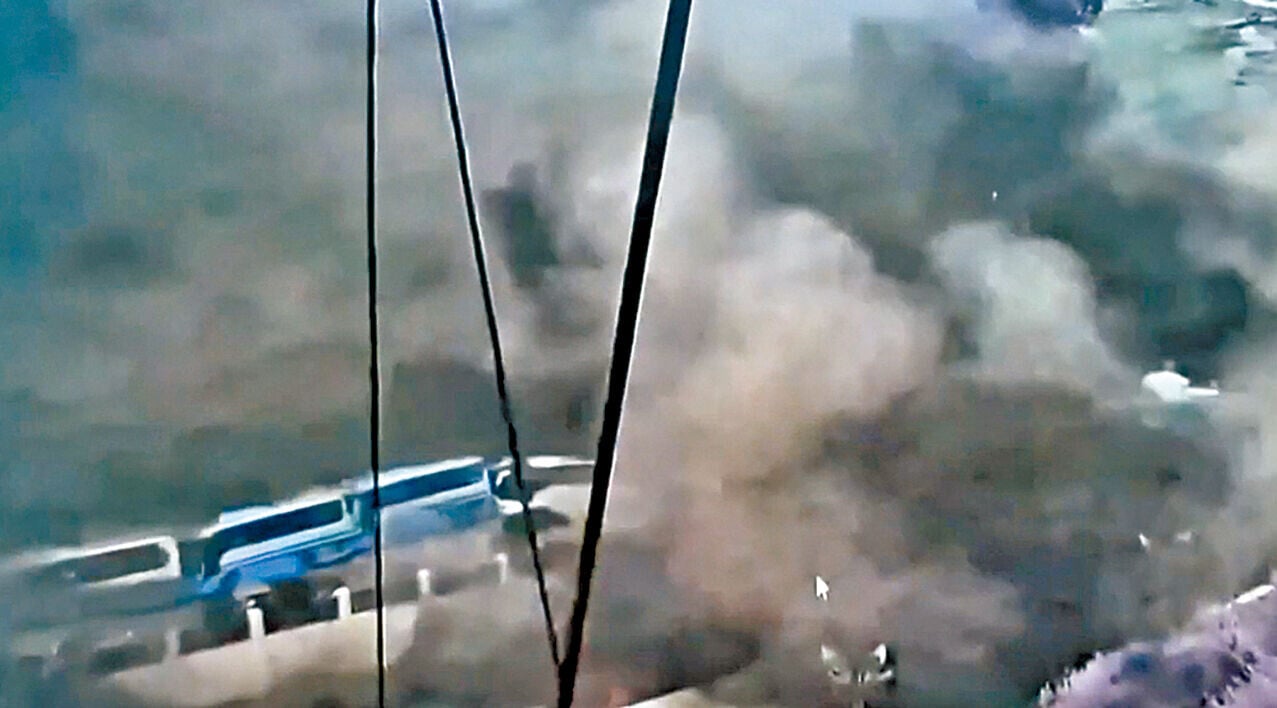 西藏吉隆口岸停車場遭泥石流沖毀一刻。(互聯網)