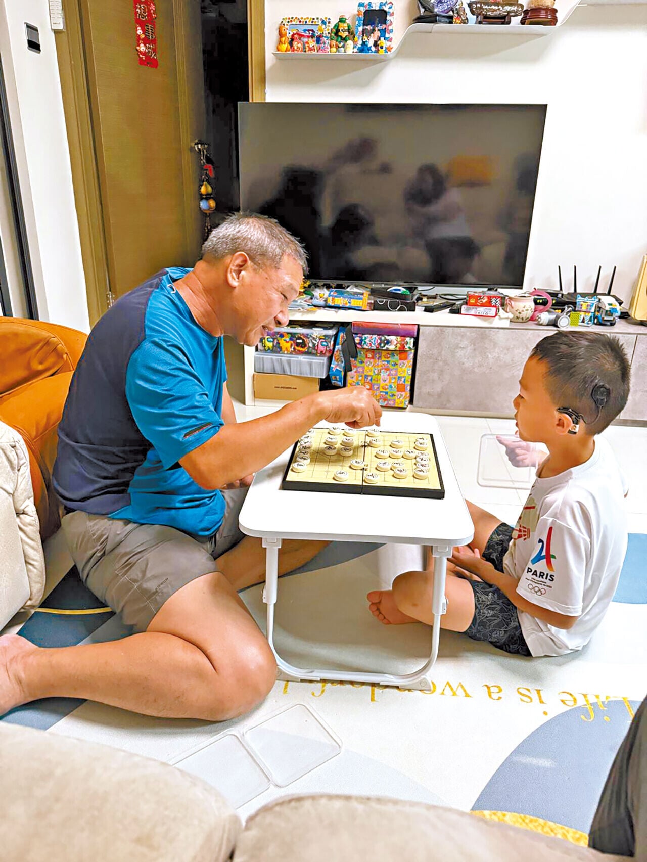 兩父子下棋。 (受訪者提供)
