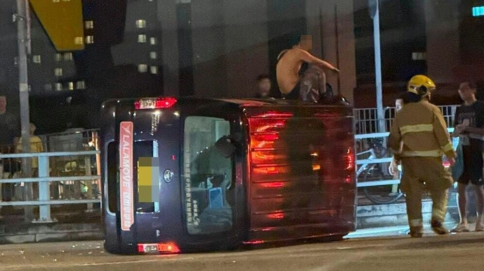 沙田貨Van撞的士翻側，赤膊坐車頂待援。(FB)