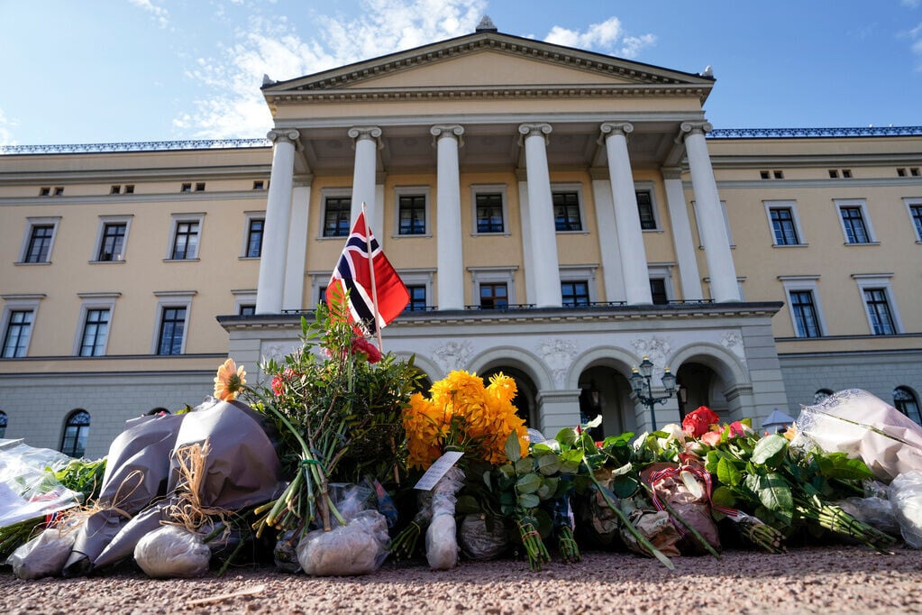 挪威國王哈拉爾五世(King Harald)因溶血性貧血入院,大批挪威人在王宮前獻花祈福(AP)