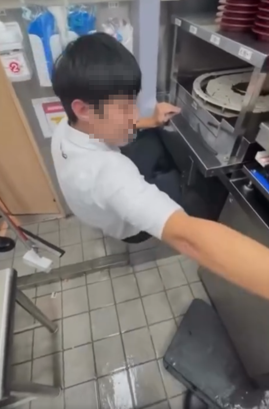 台灣壽司郎有店員爬進輸送帶並拍片(Threads)