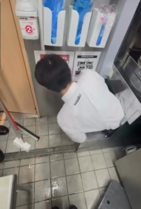 台灣壽司郎有店員爬進輸送帶並拍片(Threads)