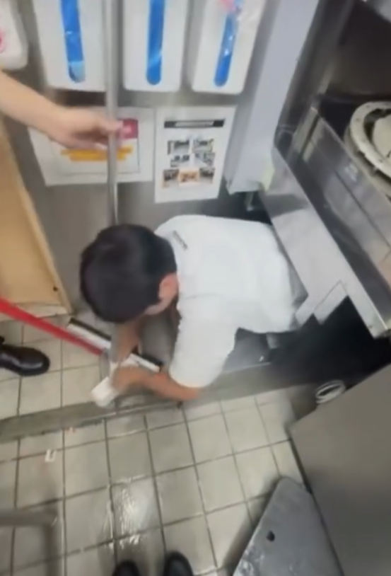 台灣壽司郎有店員爬進輸送帶並拍片(Threads)