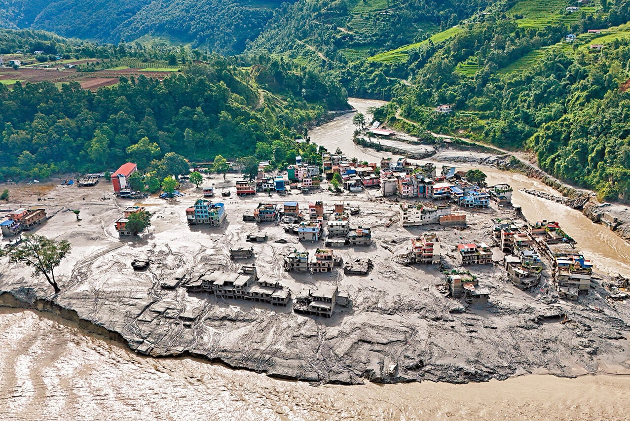 遭泥石流侵襲的村莊只見一片灰色泥濘。(路透社)
