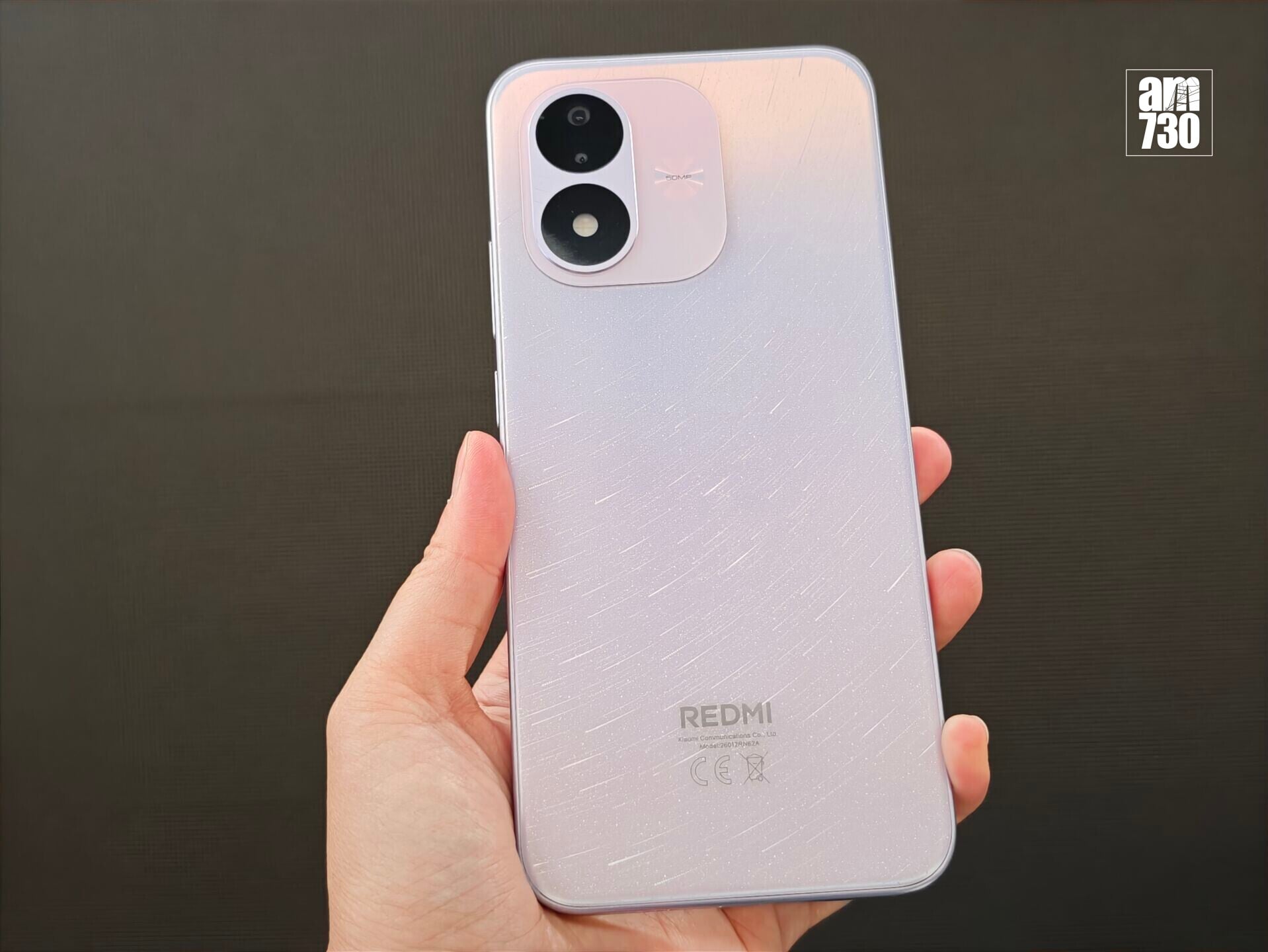 小米REDMI Note 17的星空紫色有星軌般花紋。