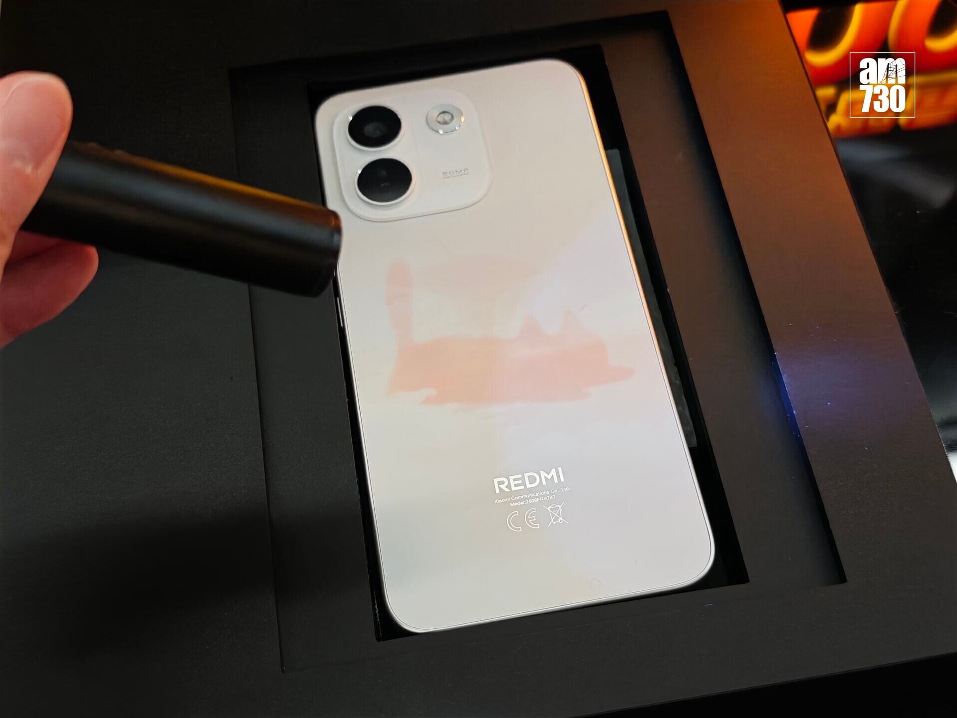 小米REDMI Note 17 Pro Max幻變橙色的光致變色背板。