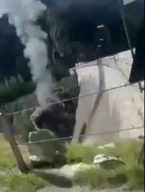 旋翼機垂直墜落水壩中,並湧出大量黑煙。(X)