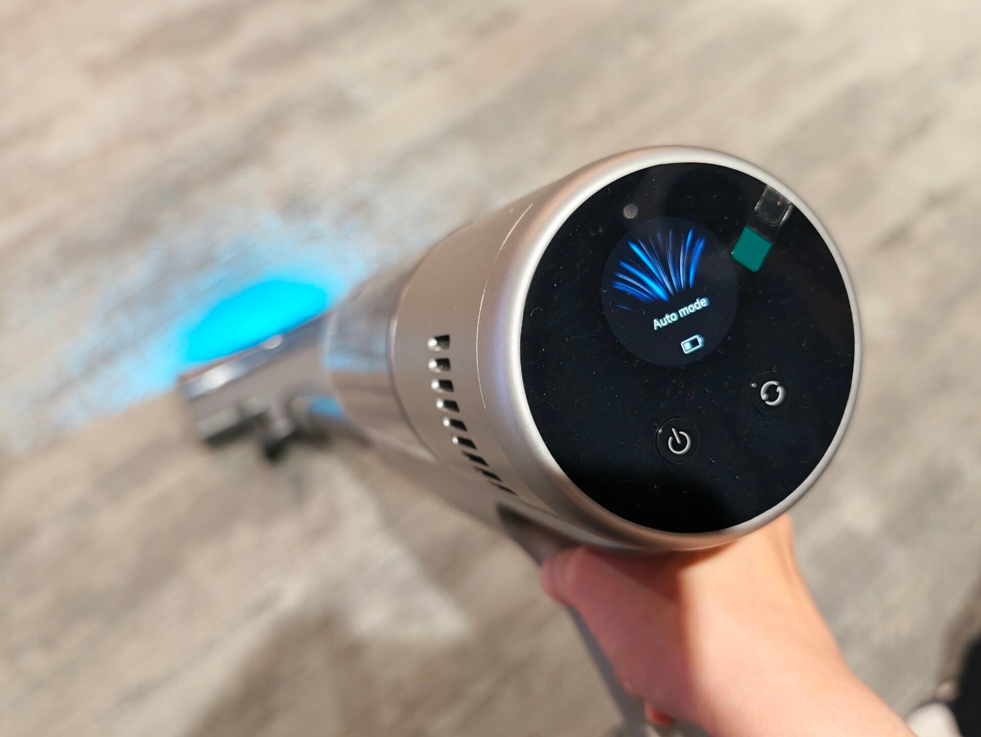 米家無線吸塵器4 Max機頂有顯示屏。