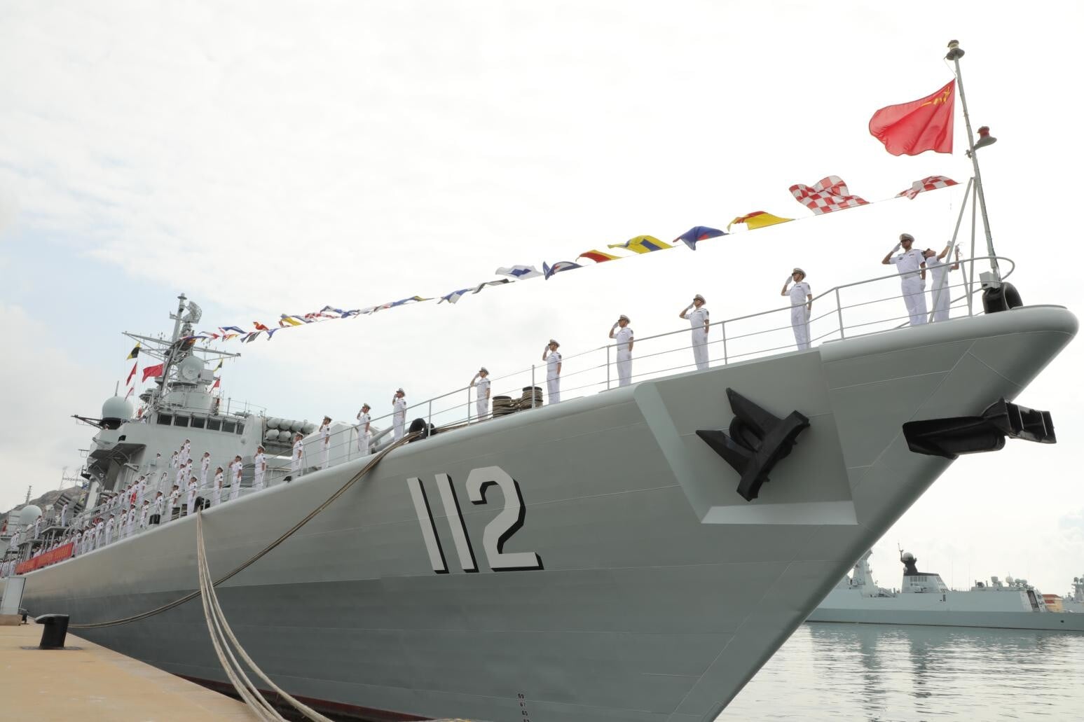 112艦「哈爾濱艦」28日在青島軍港正式退役。（圖／新華社）
