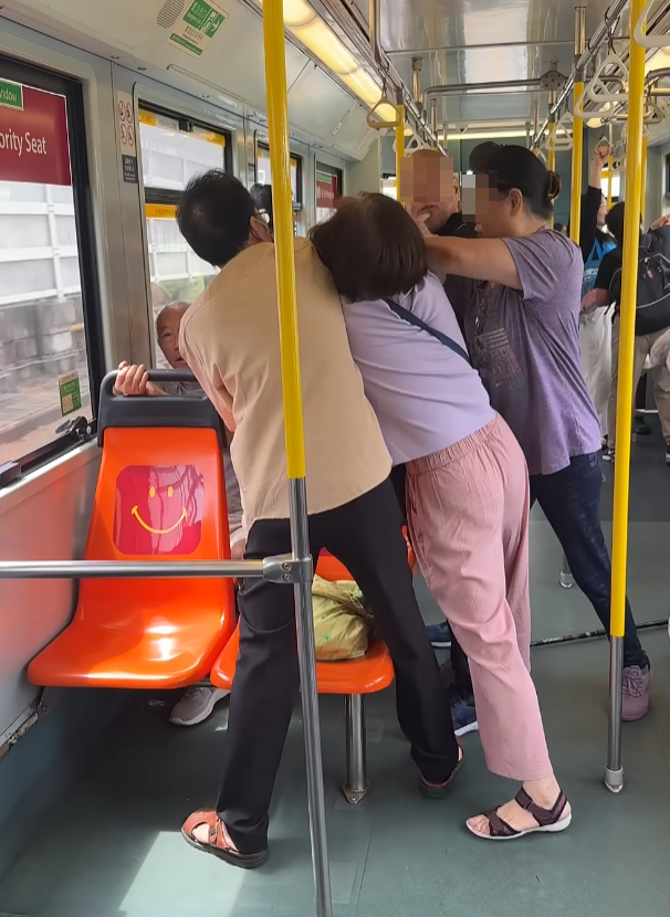 輕鐵車廂發生長者「爭位」集體打鬥案,4人分屬兩對夫婦(真.屯門友FB)