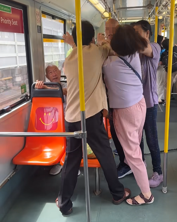 輕鐵車廂發生長者「爭位」集體打鬥案,4人分屬兩對夫婦(真.屯門友FB)