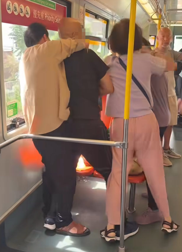 輕鐵車廂發生長者「爭位」集體打鬥案,4人分屬兩對夫婦(真.屯門友FB)