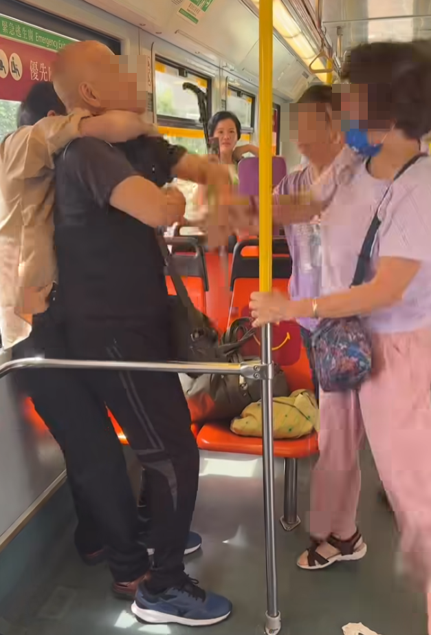 輕鐵車廂發生長者「爭位」集體打鬥案,4人分屬兩對夫婦(真.屯門友FB)