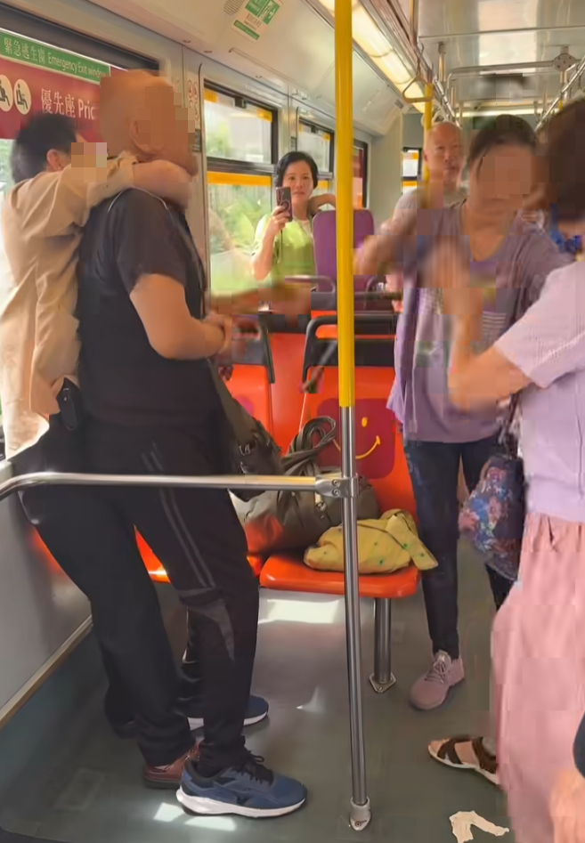 輕鐵車廂發生長者「爭位」集體打鬥案,4人分屬兩對夫婦(真.屯門友FB)