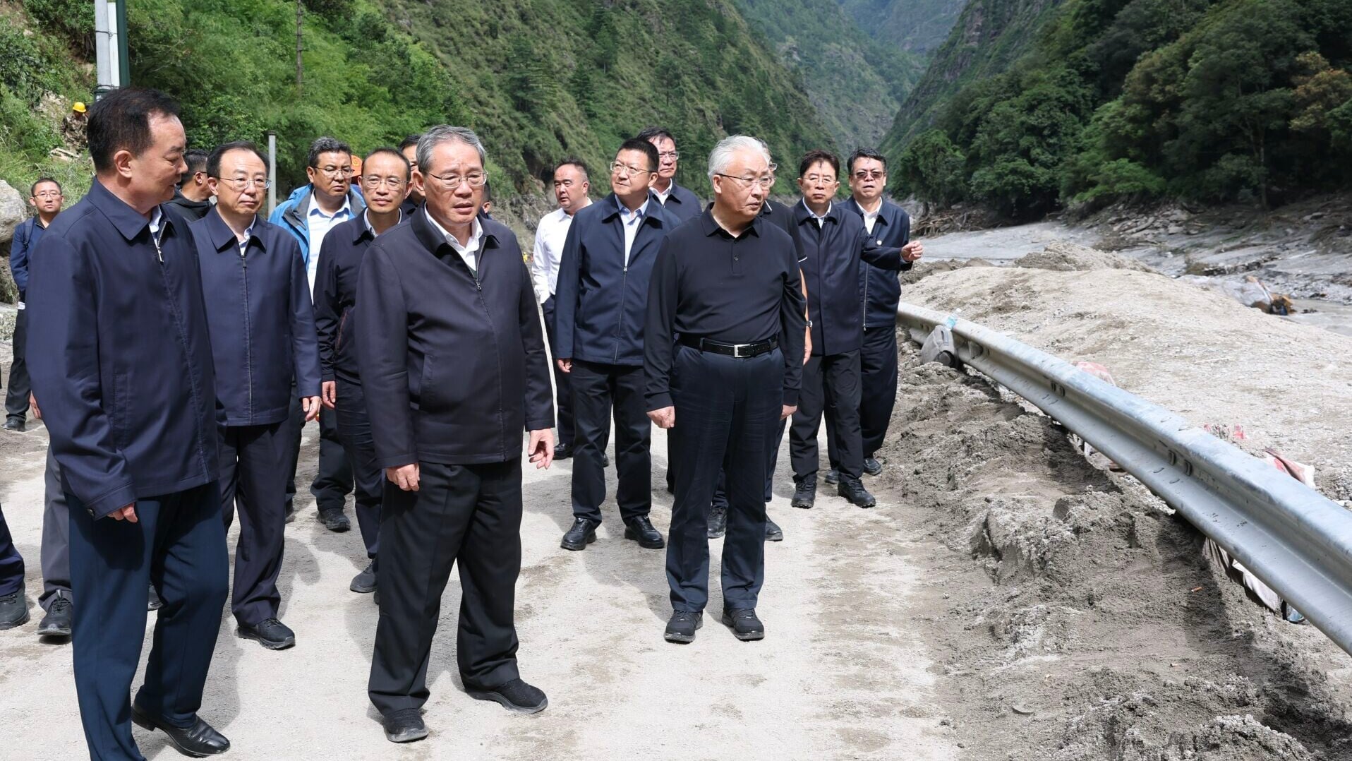 李強赴西藏日喀則市吉隆縣指導吉隆口岸泥石流災害搶險救援和應急處置工作，實地察看災情。(新華社)