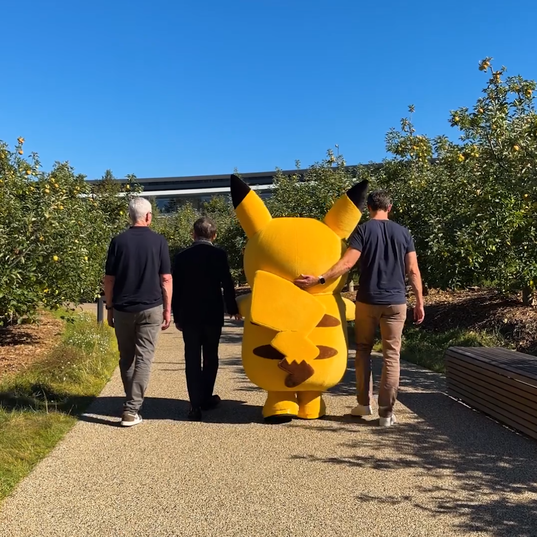 Tim Cook、John Ternus與寶可夢公司CEO石原恒和一同散步。