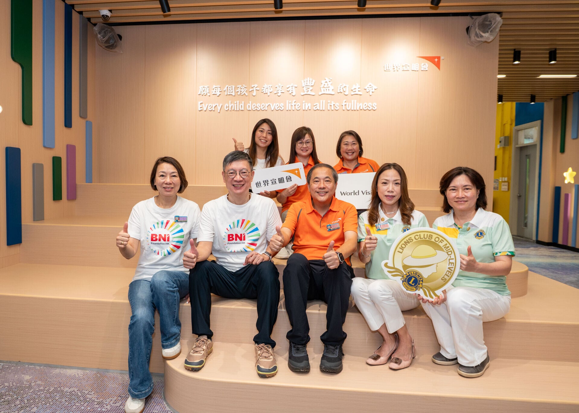 香港世界宣明會董事局主席陳朝光先生 (左三)、BNI基金會(香港)董事Stanley Kong(左二)及董事翁瑞青小姐 (Stella) (左一) 、香港半山獅子會會長Betty Yung(右二)及第二副會長Angela Chan (右一),以及宣明會代表 (後排)一同留影,記錄珍貴時刻