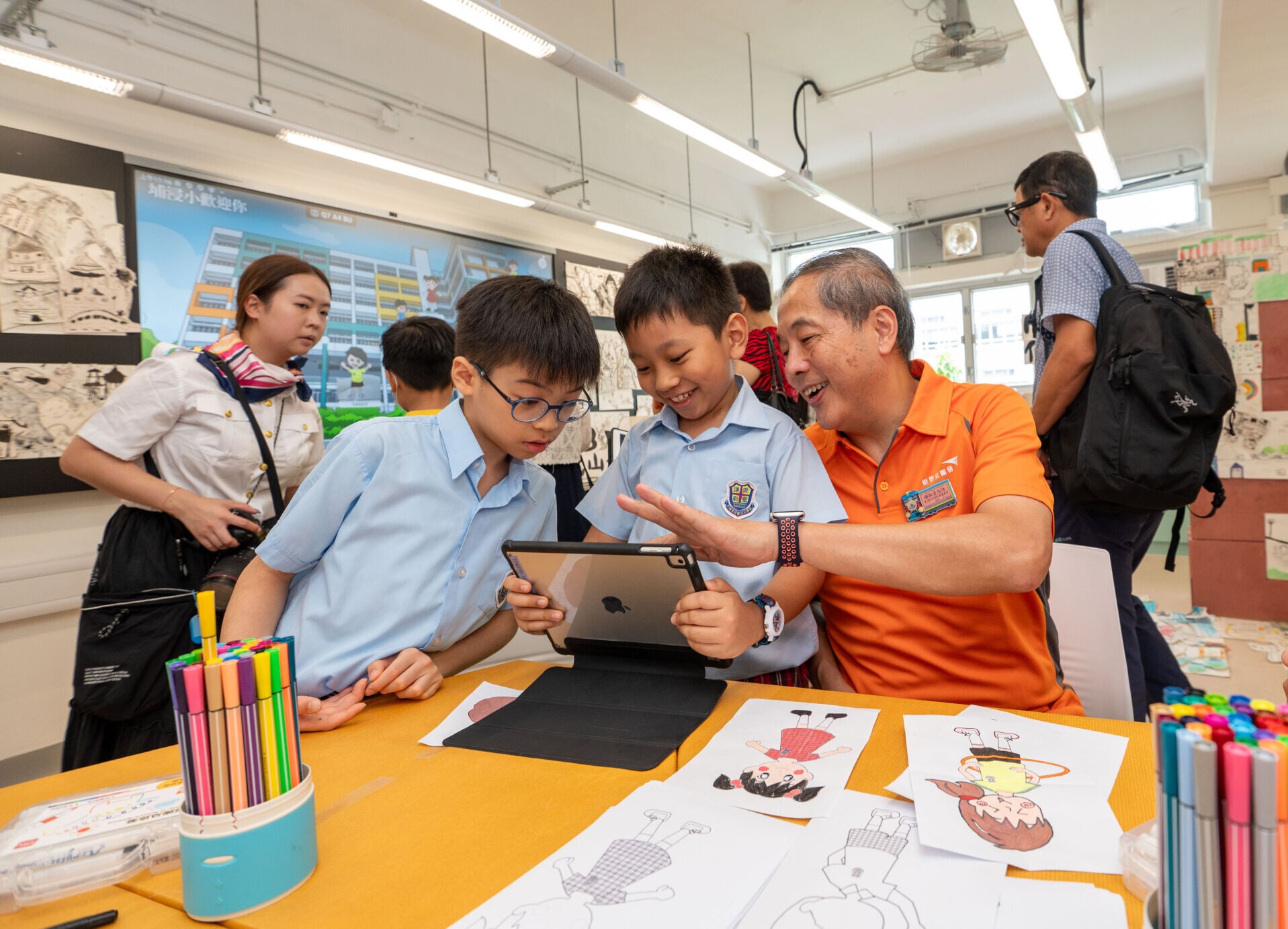 香港世界宣明會董事局主席陳朝光先生與學生們互動
