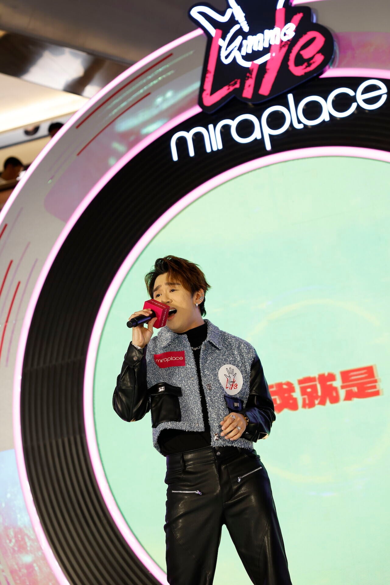 王鄭浚仁帶來歌曲《我就是舞台》,講述他參與歌唱選秀比賽的心路歷程,亦真摯獻唱全新廣東話新歌