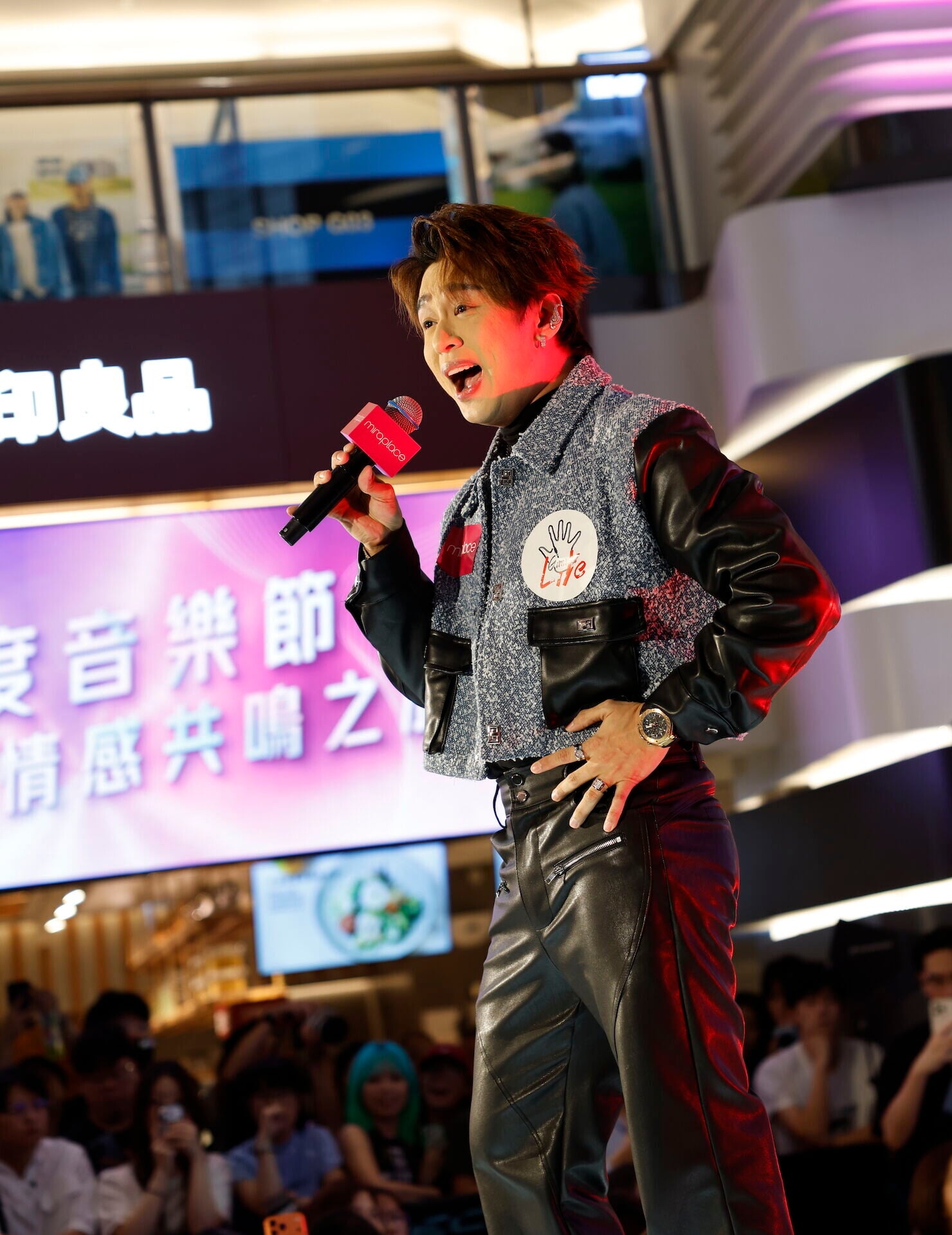 王鄭浚仁帶來歌曲《我就是舞台》,講述他參與歌唱選秀比賽的心路歷程,亦真摯獻唱全新廣東話新歌(9)
