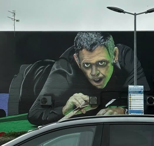 錫菲一幅未完成的巨型壁畫,與奧蘇利雲(Ronnie O'Sullivan)不太相似