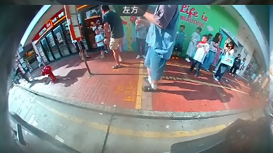 私家車司機(灰衣者)見男童徘徊，上前了解。(網上影片截圖)