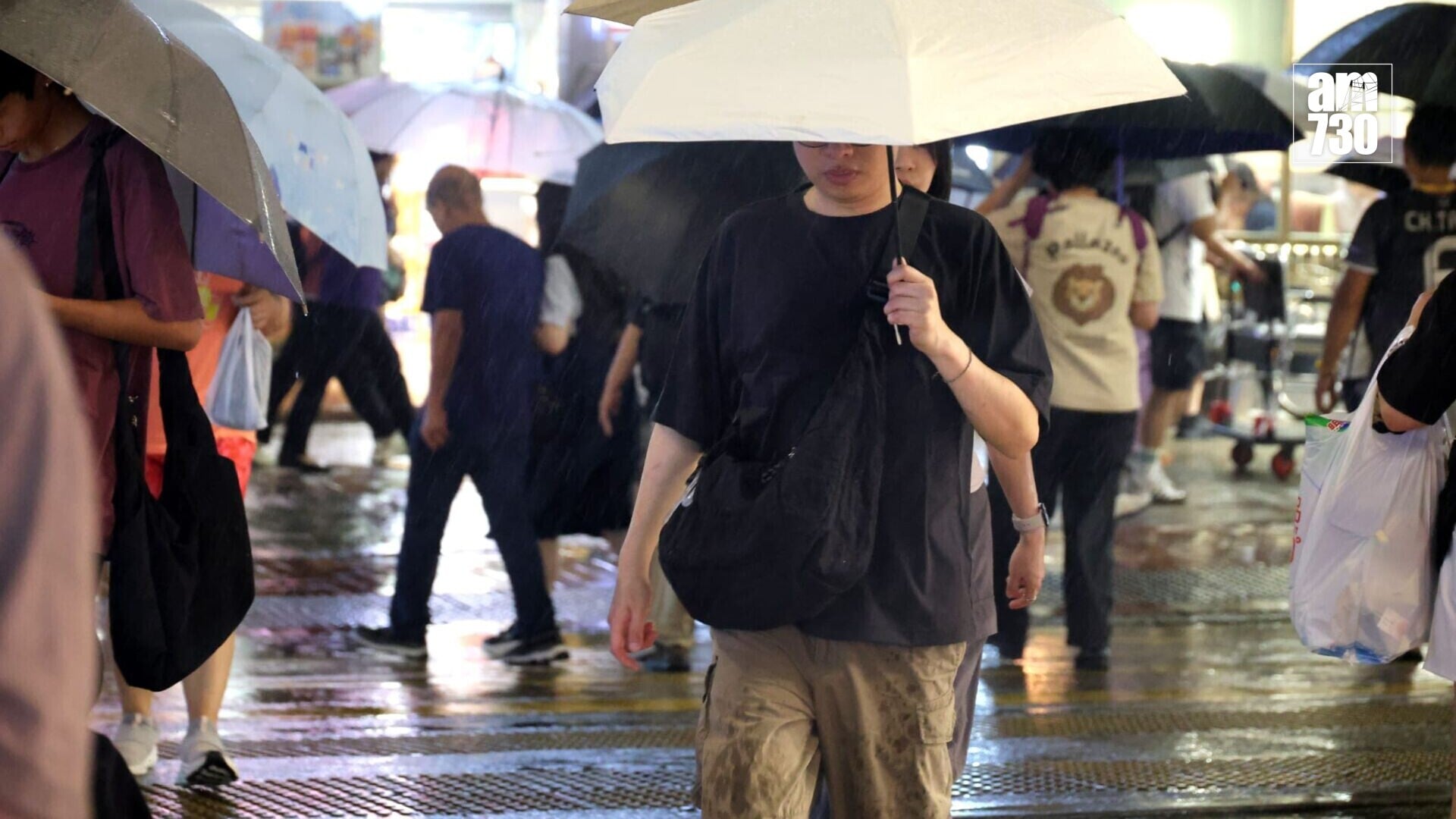 天文台指珠江口以西持續有雷雨區發展，並可能會在未來兩三小時影響本港。(資料圖片)