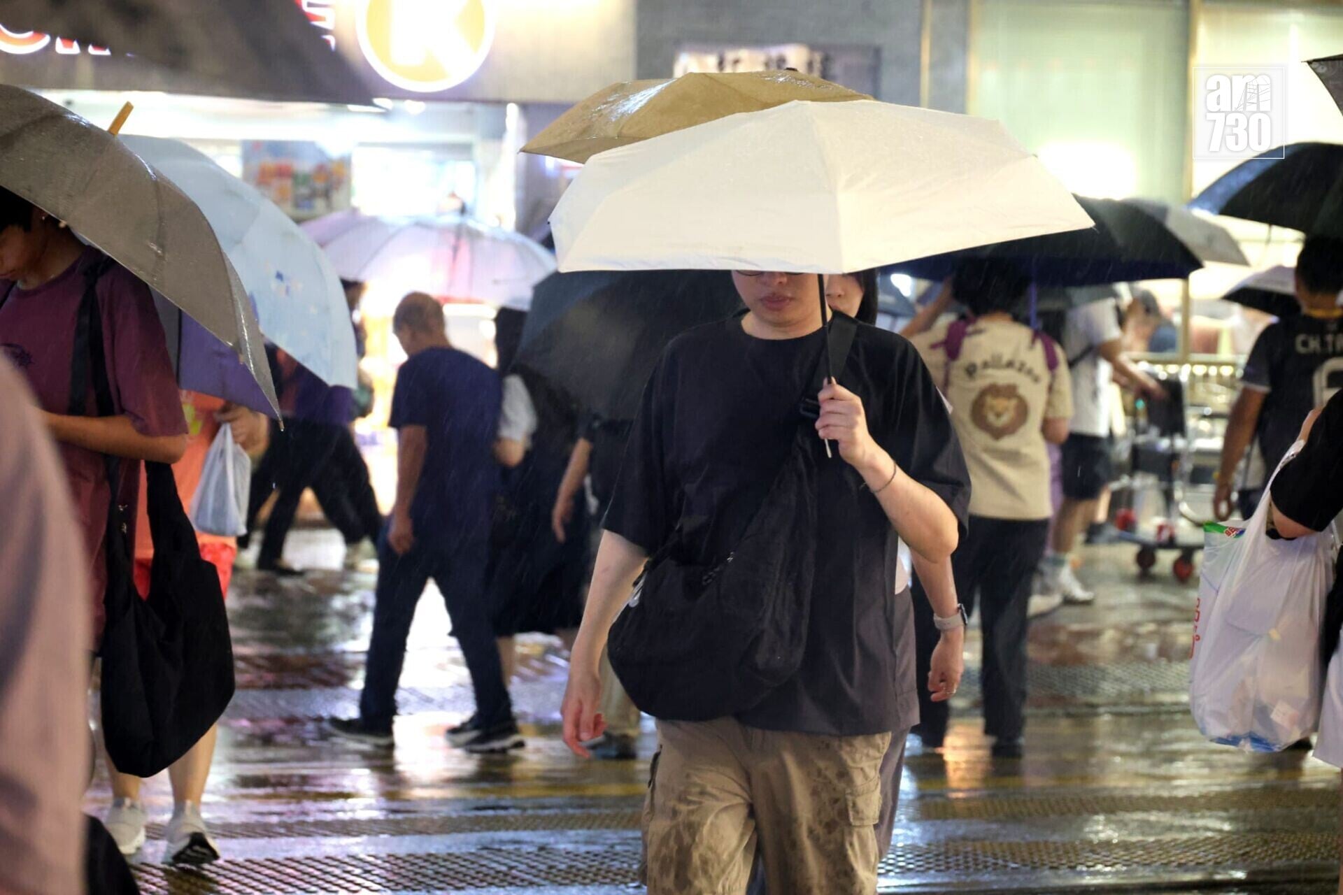 天文台指珠江口以西持續有雷雨區發展,並可能會在未來兩三小時影響本港。(資料圖片)