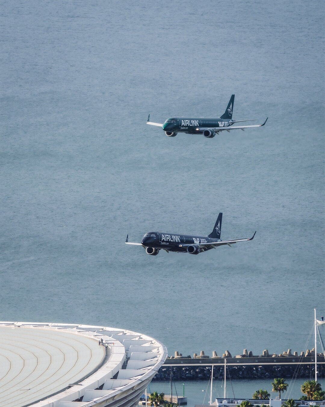 2架客機以極低高度,飛越擠滿5.5萬名觀眾的體育場