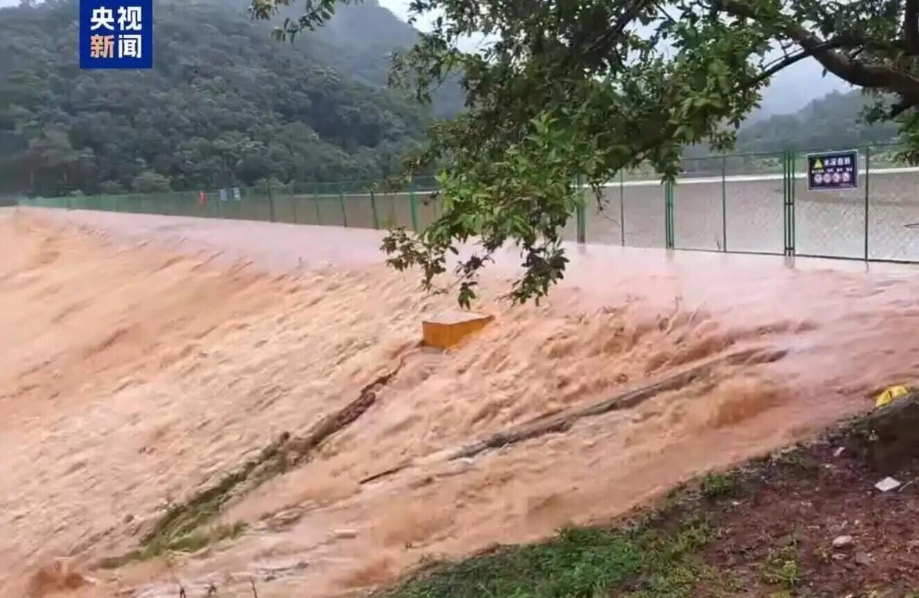 雲南磨龍村鹽塘水庫出現漫壩險情(央視新聞)