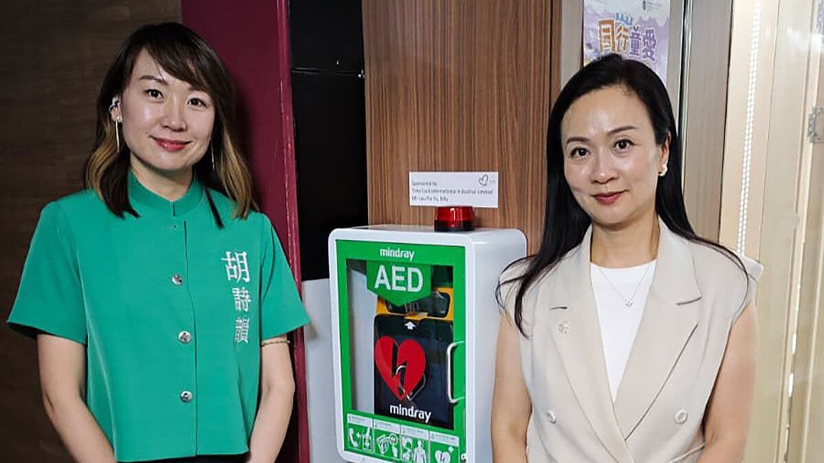 陳凱欣(右)同胡詩韻(左)喺美孚嘅議員辦事處，近日加裝咗部AED機。(受訪者提供)