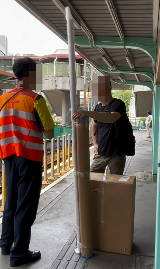 大叔攜超長物品搭輕鐵,遭職員當場攔截要求他離開。(Threads@chuiiyiil.63影片截圖)