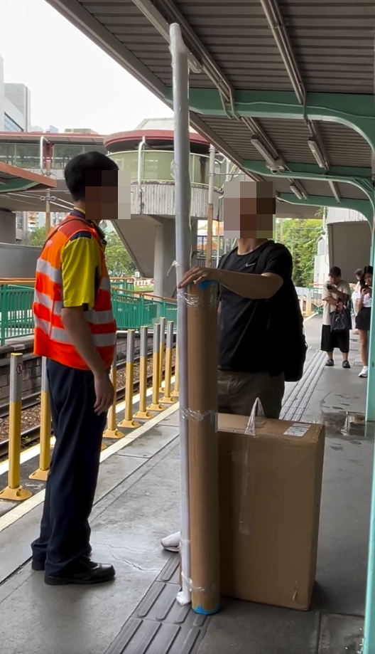 大叔攜超長物品搭輕鐵,遭職員當場攔截要求他離開。(Threads@chuiiyiil.63影片截圖)