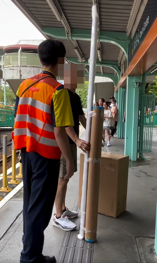 大叔攜超長物品搭輕鐵,遭職員當場攔截要求他離開。(Threads@chuiiyiil.63影片截圖)