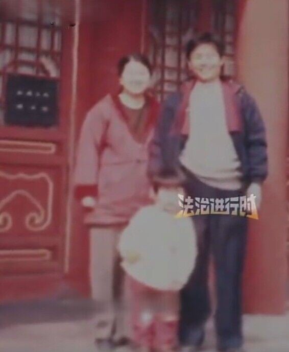 北京一名29歲女子公開童年時一家三口照片
