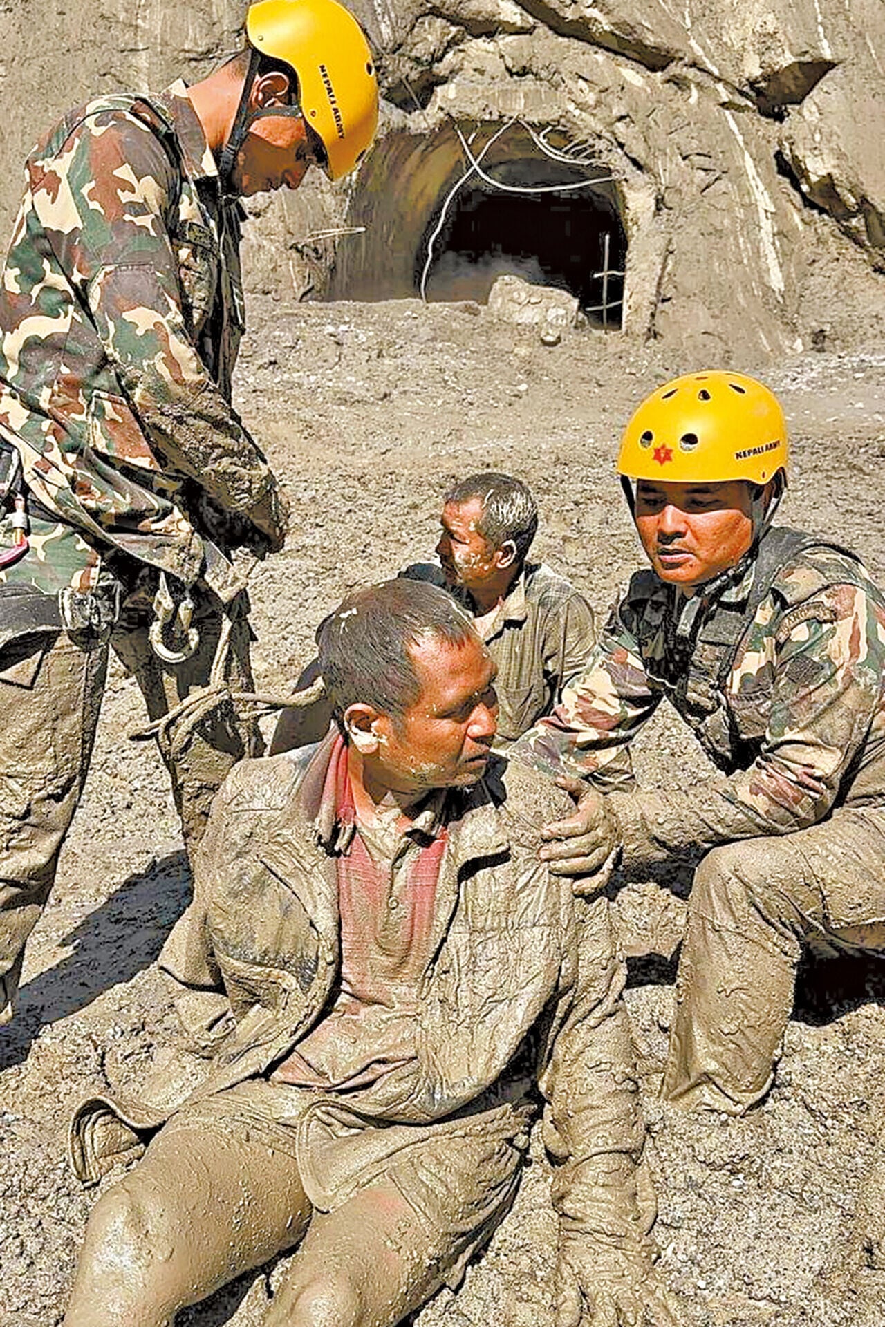 尼泊爾軍人在施工隧道內救出生還者。(路透社) 西藏尼泊爾泥石流
