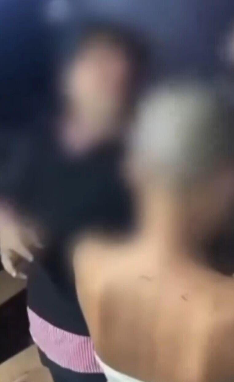 女子在泰國曼谷酒吧涉嫌多次「飲霸王酒」,被酒吧經理剃光頭
