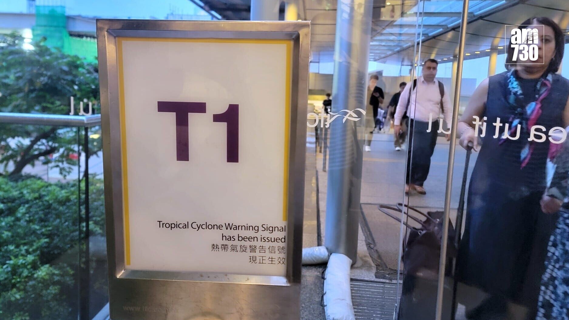 天文台正懸掛一號風球(林俊源攝)