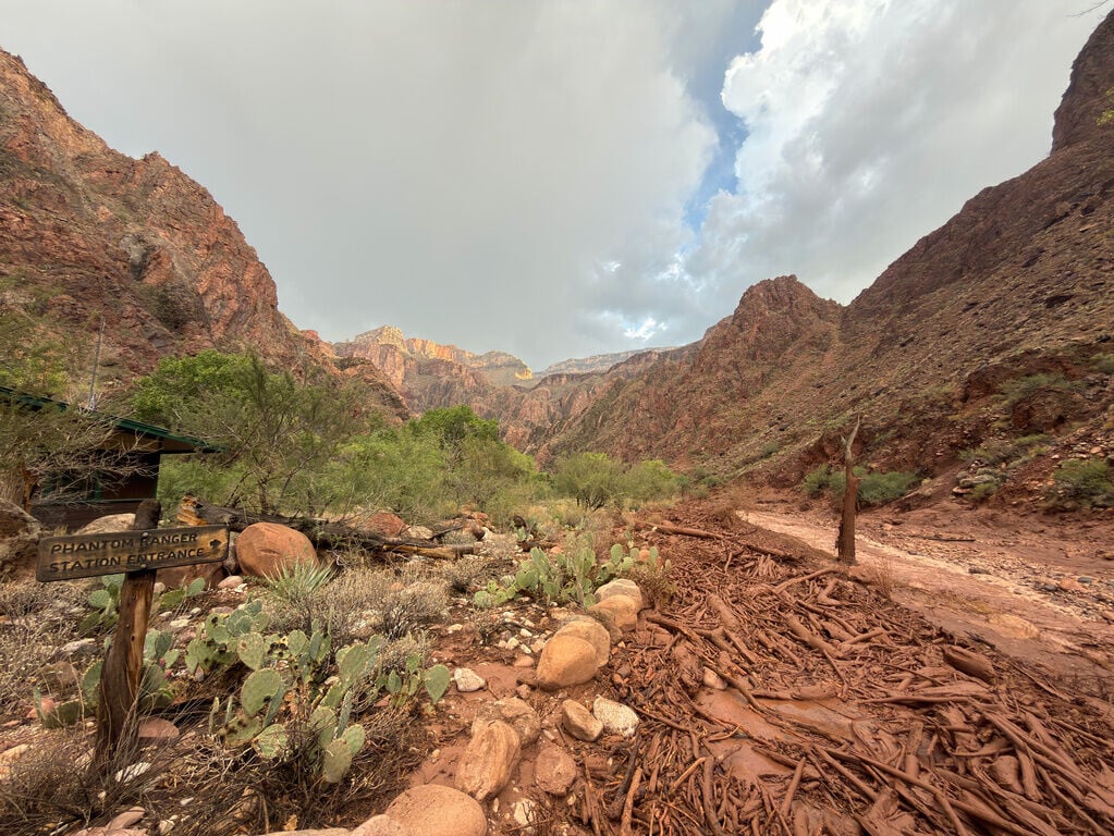 美國亞利桑那州大峽谷國家公園山洪暴發,圖為布萊特天使峽谷(Bright Angel Canyon)(AP)