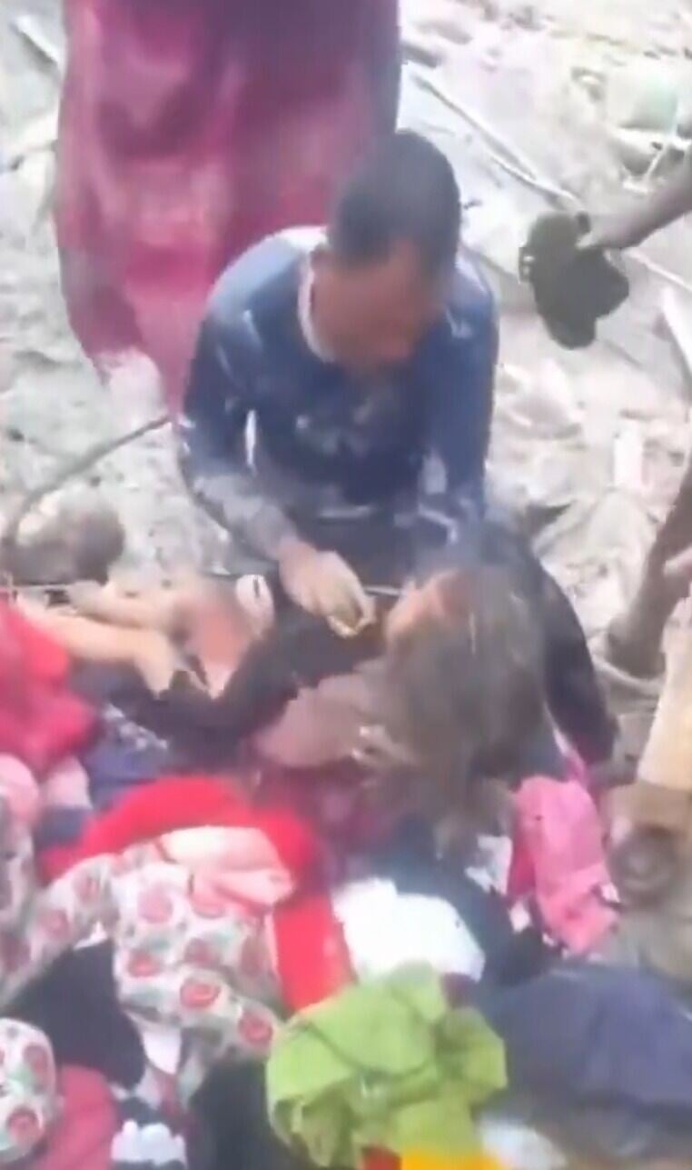 西藏尼泊爾泥石流|救援人員在瓦礫中抱起女童Manisha(影片截圖)