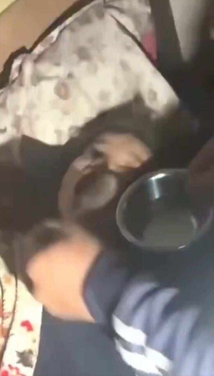 西藏尼泊爾泥石流|救援人員向女童Manisha餵流質食物(影片截圖)