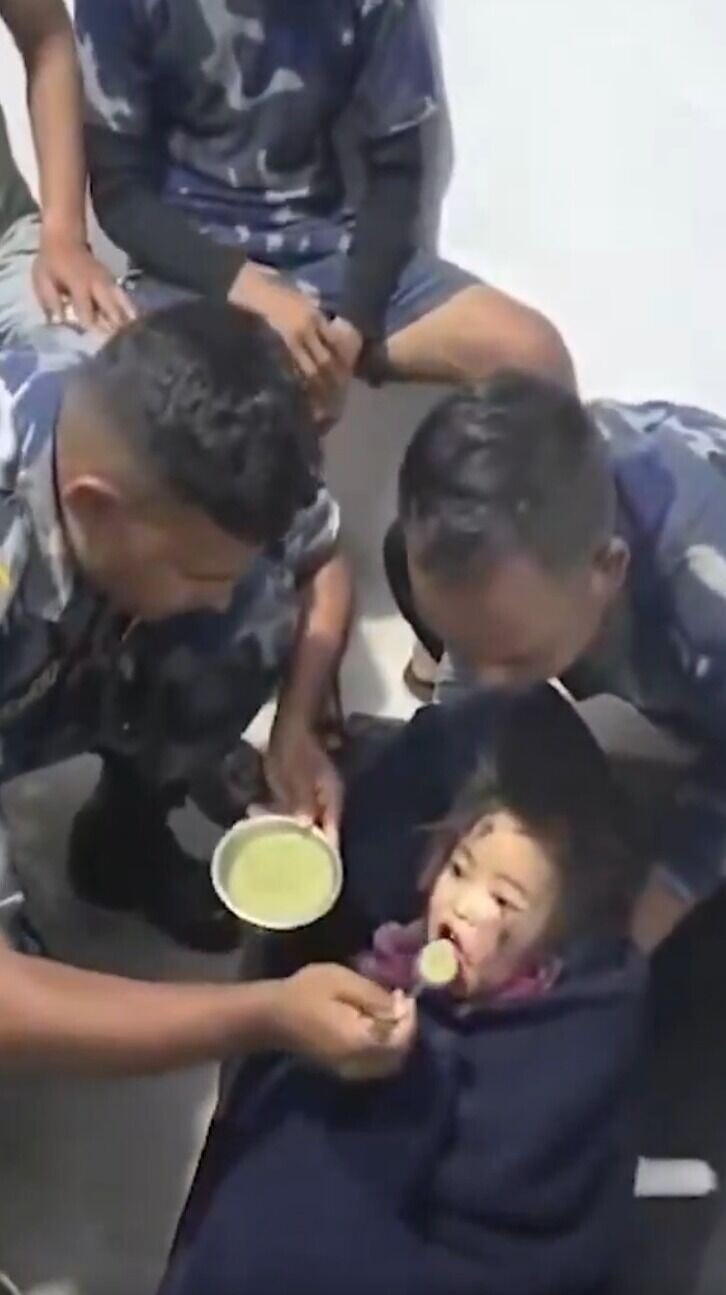 西藏尼泊爾泥石流|救援人員向女童Manisha餵流質食物(影片截圖)