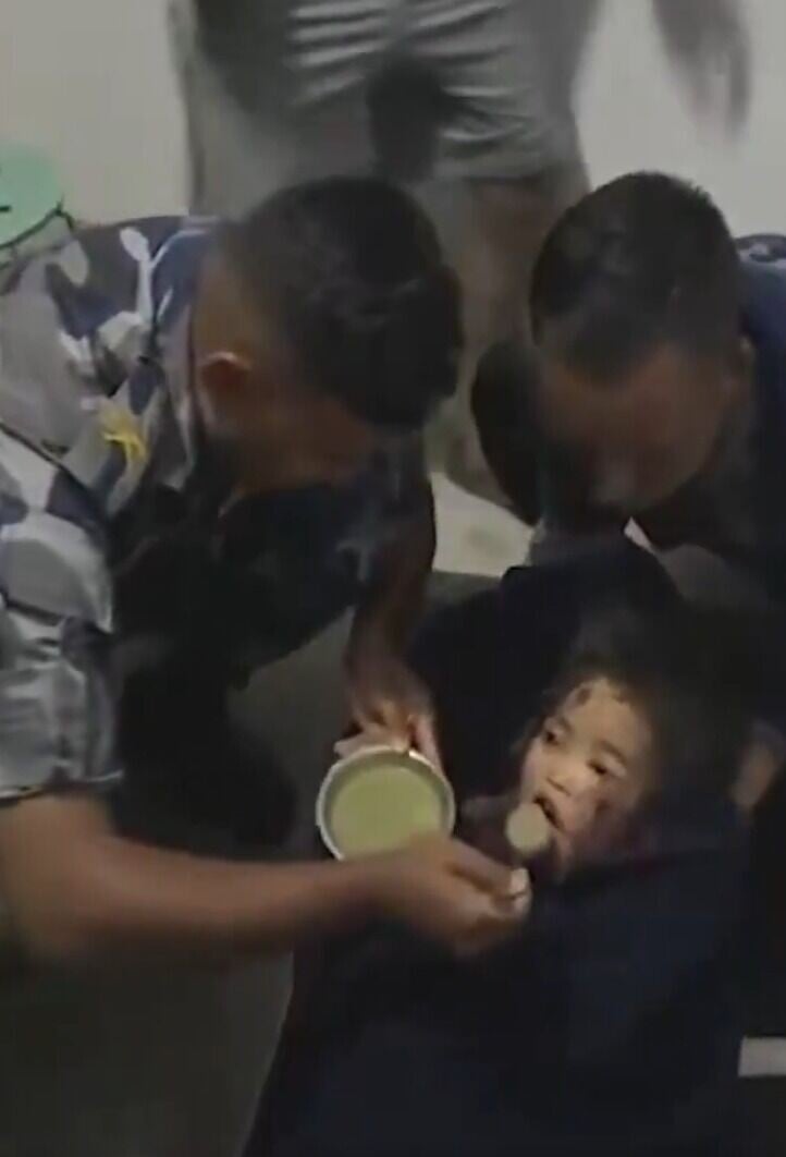 西藏尼泊爾泥石流|救援人員向女童Manisha餵流質食物(影片截圖)