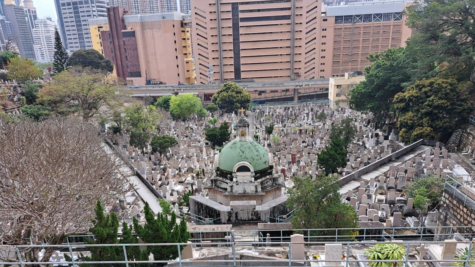 跑⾺地天主教聖彌額爾墳場(天主教香港教區圖片)