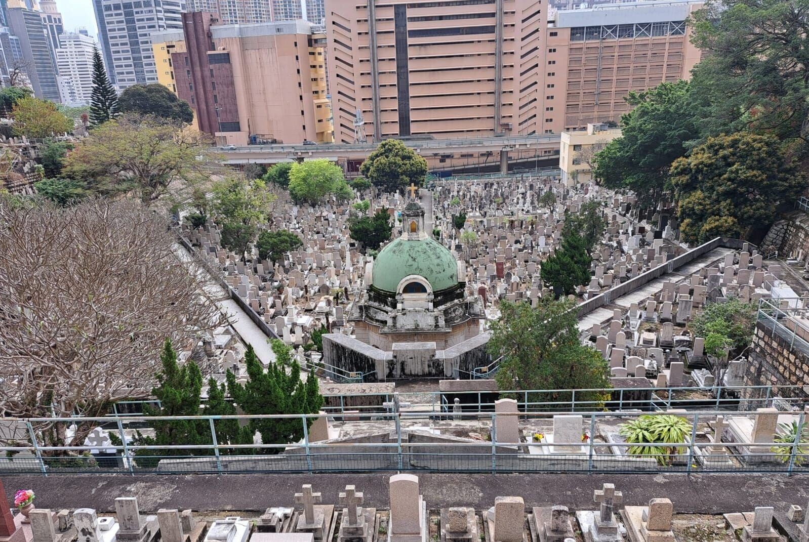 跑⾺地天主教聖彌額爾墳場(天主教香港教區圖片)