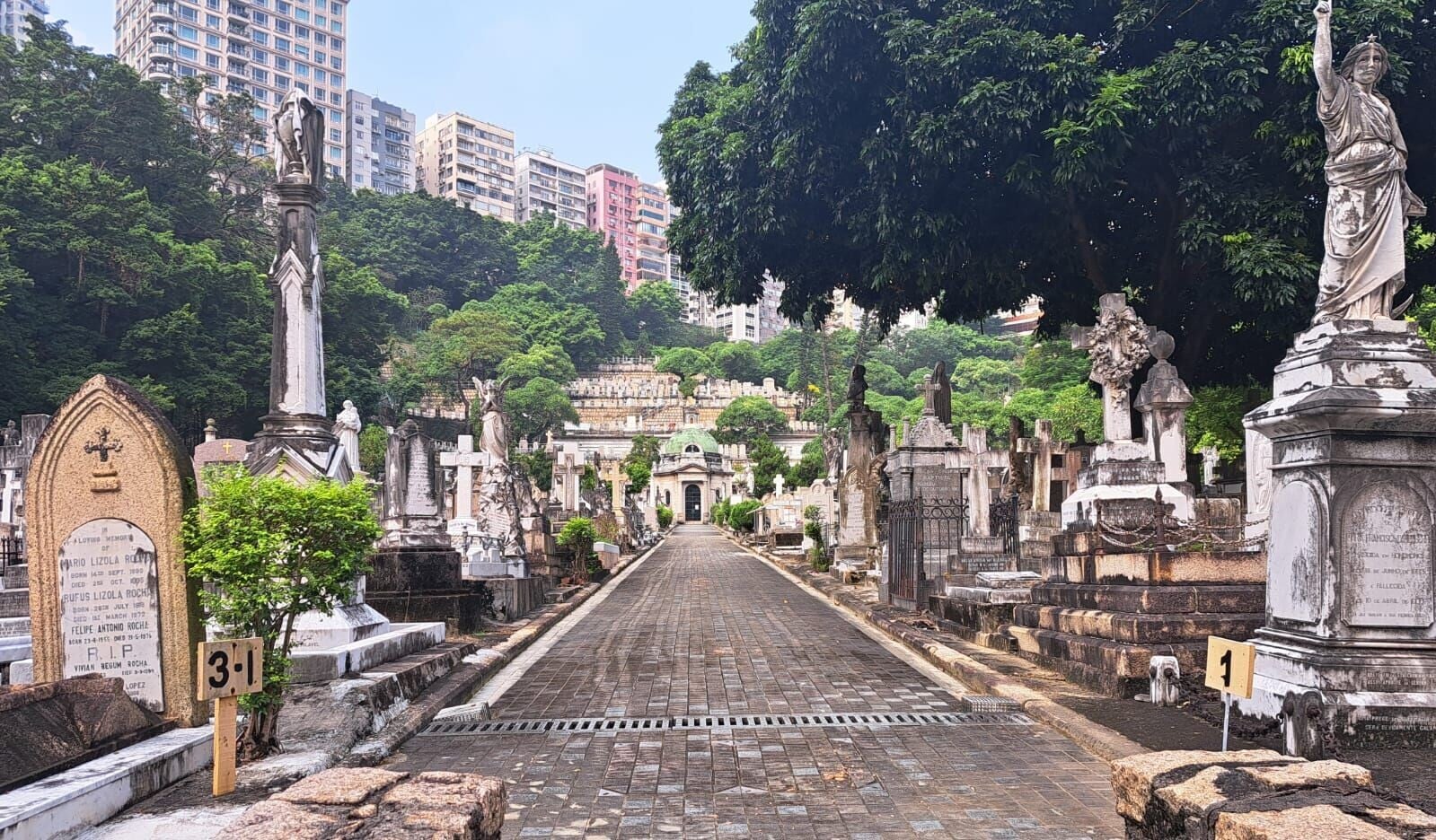 跑⾺地天主教聖彌額爾墳場(天主教香港教區圖片)
