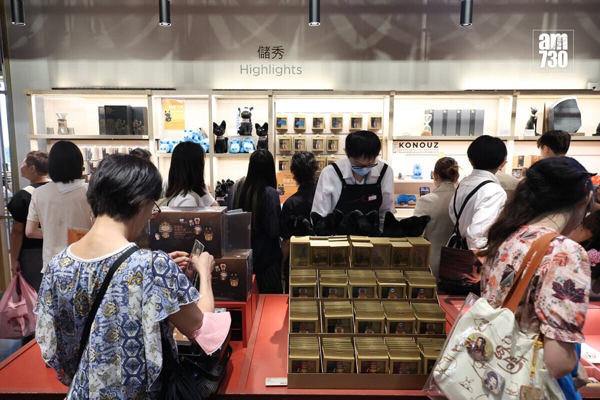 在古埃及文明大展的最後一日,有不少參觀者選購限定周邊產品。(周令知攝)