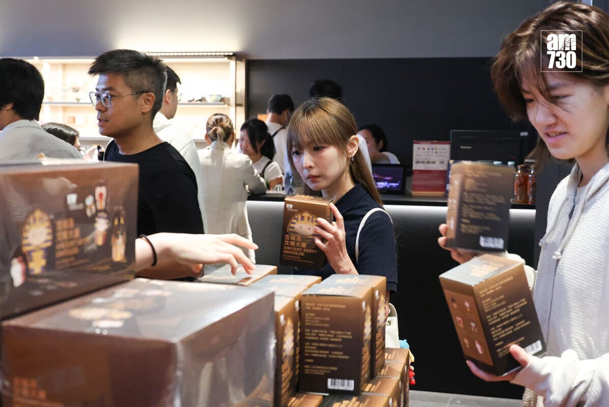 在古埃及文明大展的最後一日,有不少參觀者選購限定周邊產品。(周令知攝)