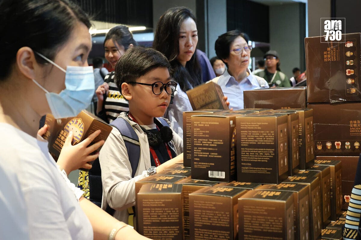 在古埃及文明大展的最後一日,有不少參觀者選購限定周邊產品。(周令知攝)