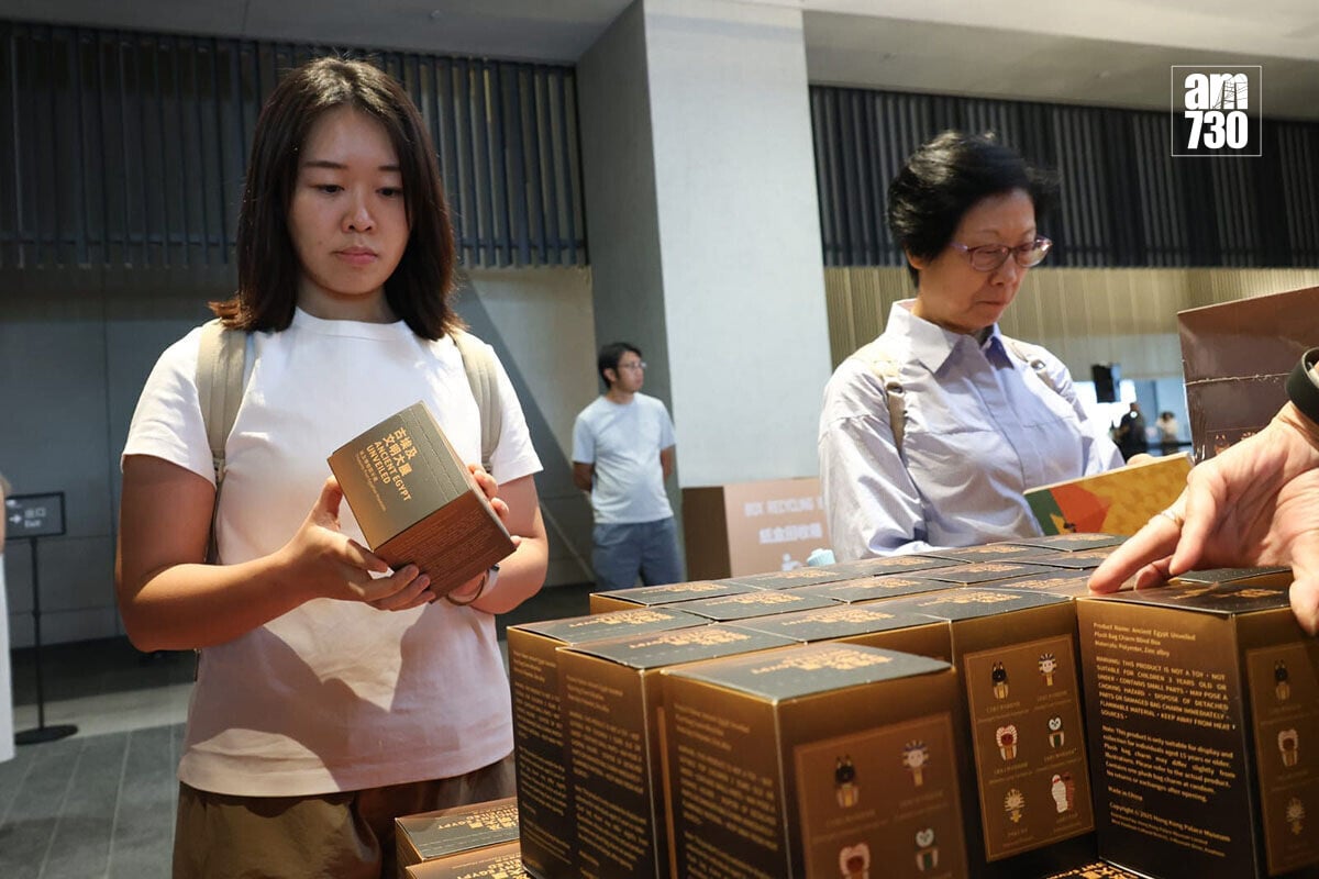 在古埃及文明大展的最後一日,有不少參觀者選購限定周邊產品。(周令知攝)